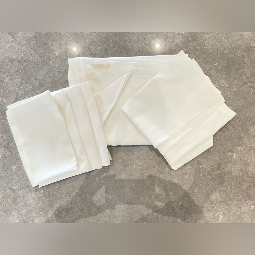 Kate Spade Larabee Dot Table Cloth and 8 napkins